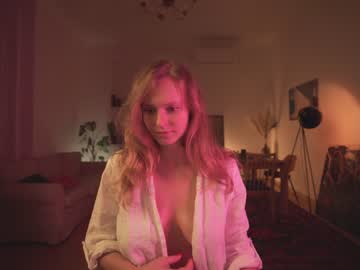 webcam girl chillwithkira capture image #931787