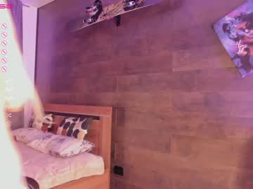 webcam girl yolandabertha capture image #4969204