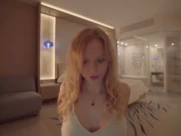 webcam girl chillwithkira capture image #892353