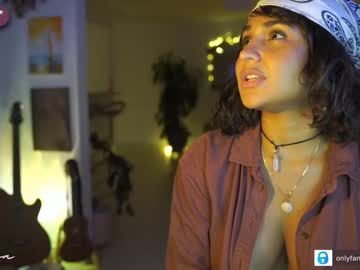 webcam girl arletnoa capture image #2081681