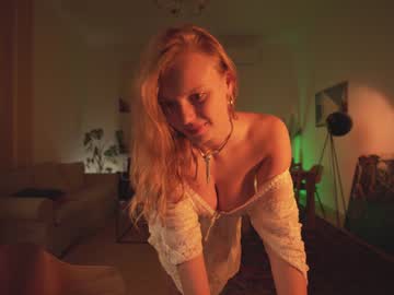 webcam girl chillwithkira capture image #941489