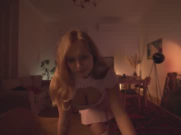 webcam girl chillwithkira capture image #930795